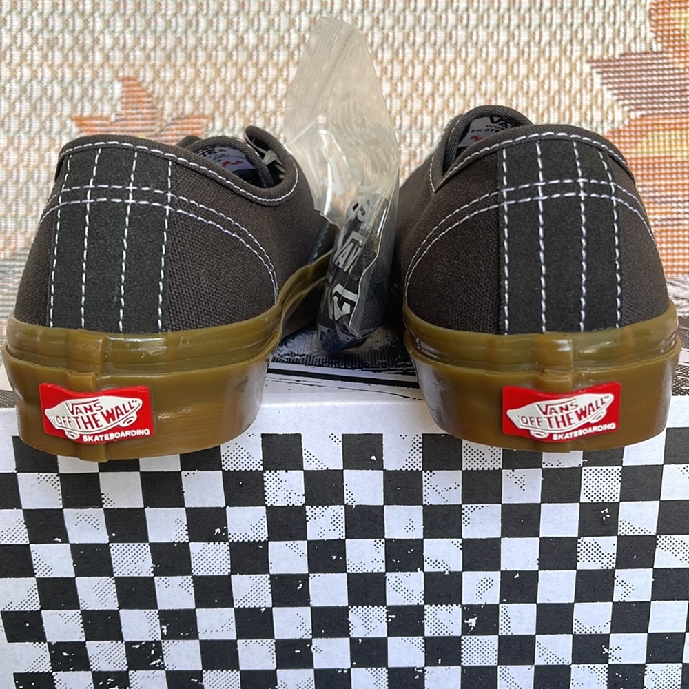 Vans WMNS Skate Authentic
Raven/Gum
VNOA5FC8241
Sneakers - athletic shoes - Picture 14 of 16